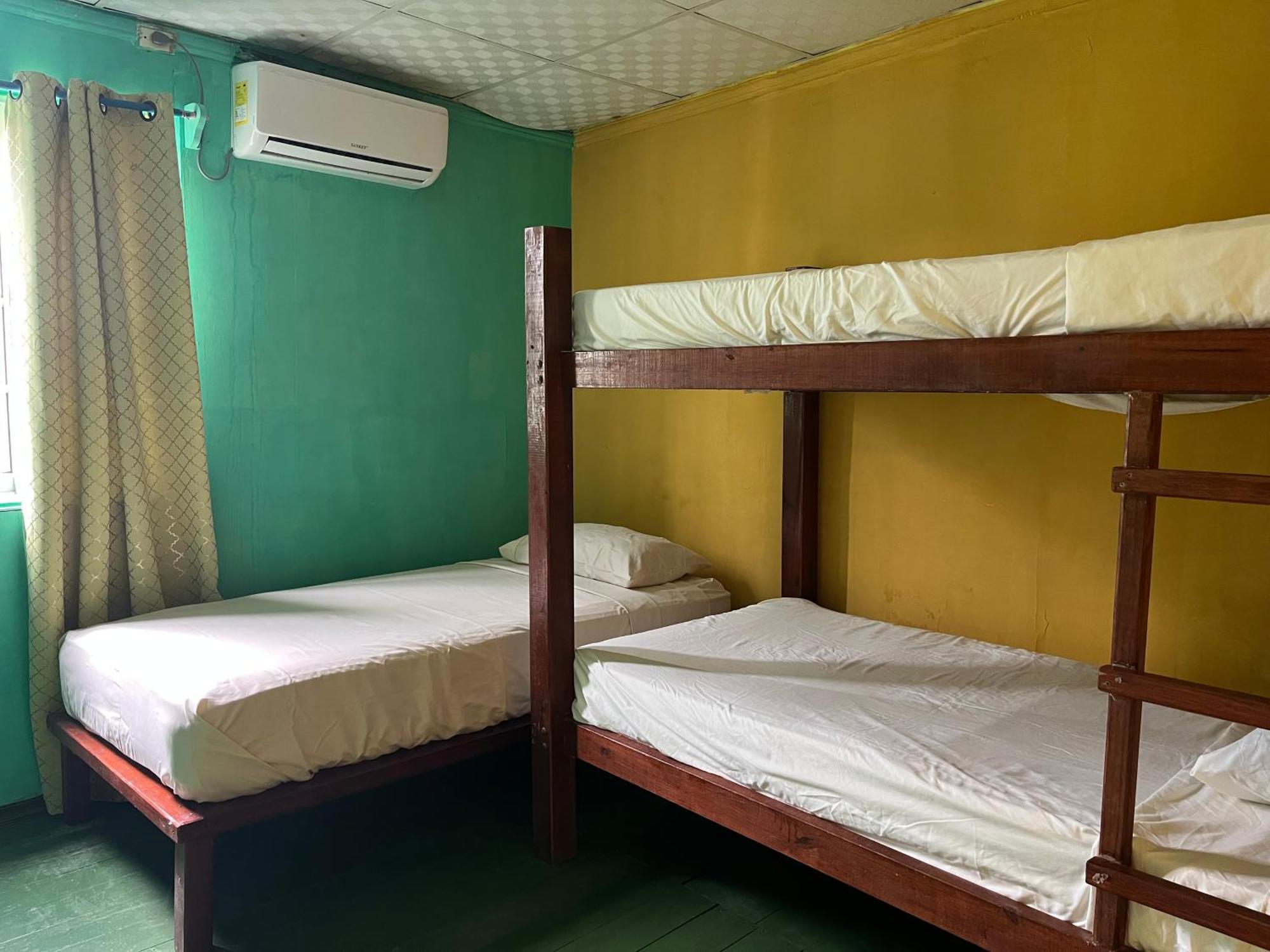 Hostal Cay Бастиментос Екстериор снимка