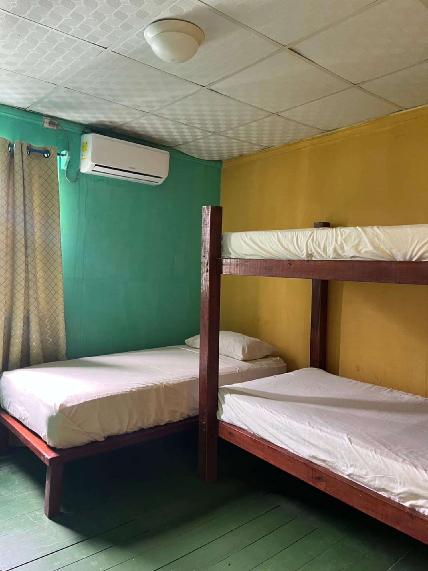 Hostal Cay Бастиментос Екстериор снимка