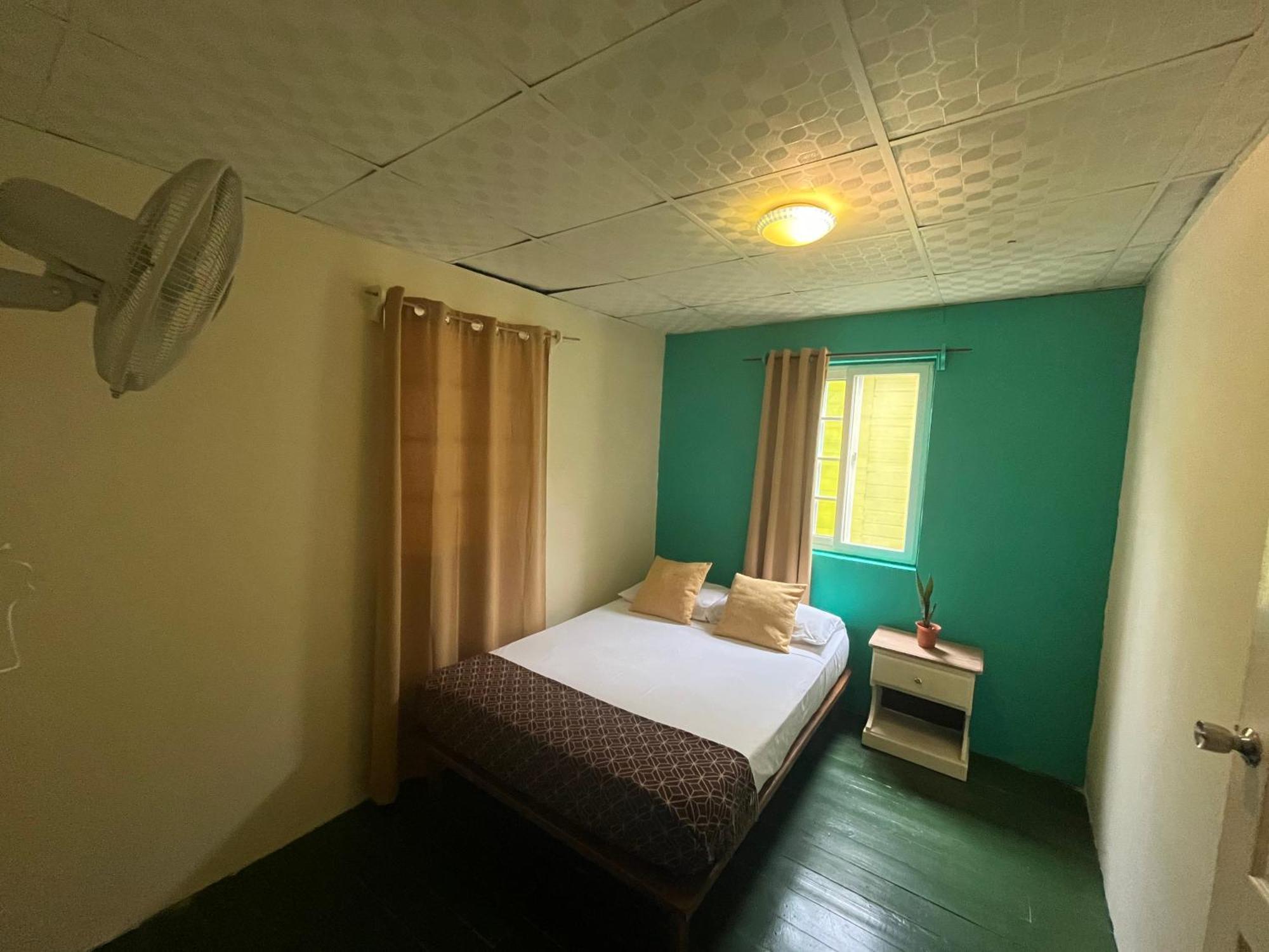 Hostal Cay Бастиментос Екстериор снимка